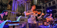 2017-06-24 Adam Badych Trio - koncert Jazzowy 23. Jaworskich Koncertów Pokoju. Wykonawcy: Adam Badych - skrzypce, Szymon Mika - gitara, Krzysztof Dys - instr. klawiszowe. Cykl koncertów sponsorowanych przez PWSZ im. Witelona w Legnicy.