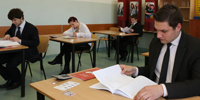 2014-05-06  Maturzyci Akademickiego Liceum Ogólnoksztaccego w Legnicy podczas drugiego egzaminu maturalnego – z matematyki.