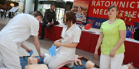 015-04-23 Studenci Koa Naukowego Modych Medyków PWSZ im. Witelona w Legnicy podczas prac wspierajcych Mistrzostwa Ratownictwa Medycznego w Lubinie.