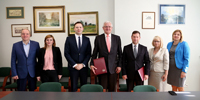 2015-05-19 Porozumienie o wspópracy pomidzy Pastwow Wysz Szko Zawodow im. Witelona w Legnicy reprezentowan przez Jego Magnificencj Rektora - prof. dr hab. in. Jerzego J. Pietkiewicza a Starostwem Powiatowym w Jaworze reprezentowanym przez Starost Jaworskiego - Stanisawa Laskowskiego.